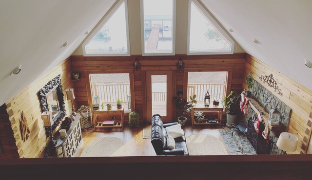 Cozy lakefront log cabin retreat with pier and kayaks