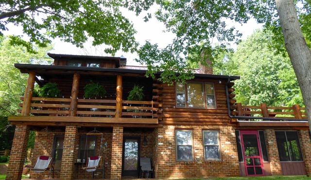 Cozy, Lakefront Log Cabin