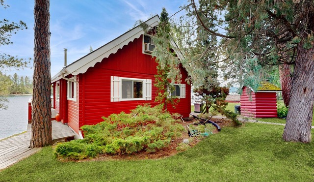 Cozy lakefront log cabin with lake views, vintage decor, & dock