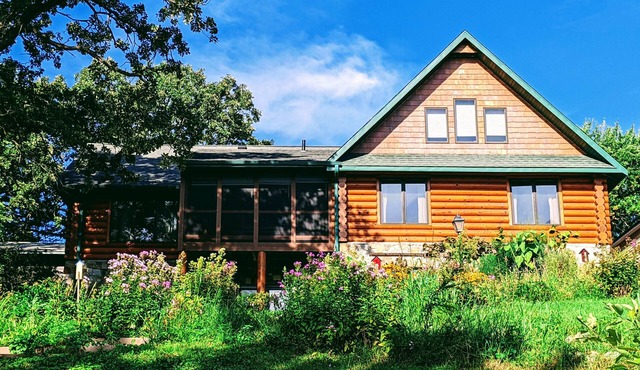 Cozy lakefront Log Home. Hot tub, kayak, yard toys, game room. Pontoon for rent.