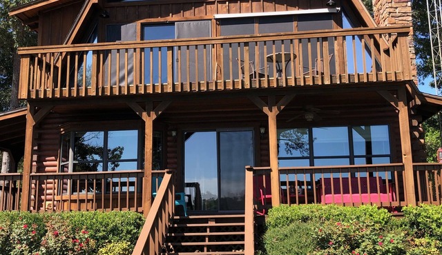 Cozy Lakefront log home on Callender Lake.