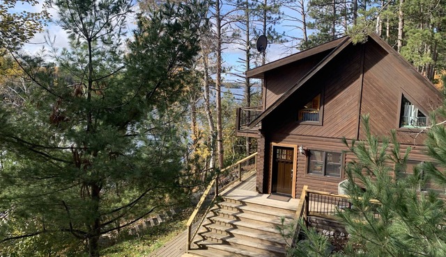 Cozy Lakefront Log Home