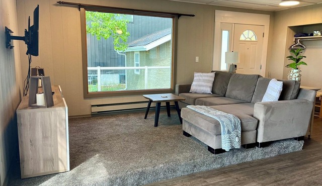 Cozy Lakefront Oasis on Last Mountain Lake with your own backyard Putting Green