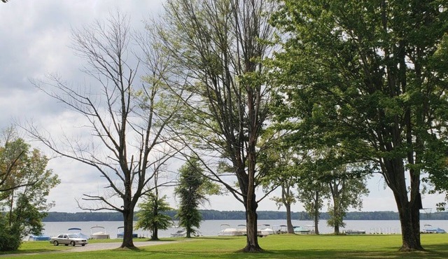 Cozy Lakefront on Pymatuning with Dock and EV Power