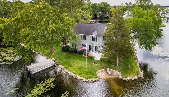 Cozy, lakefront retreat on private peninsula.