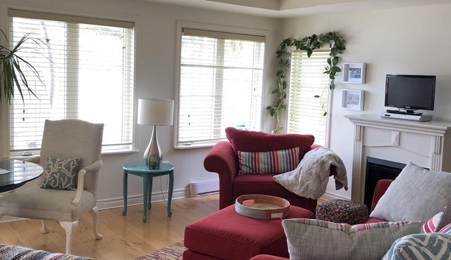 Cozy lakefront retreat - weekly and short term.