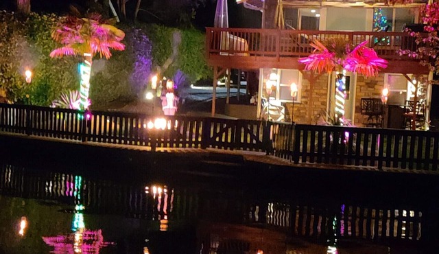 Cozy Lakefront retreat with stunning Mt Rainier Views