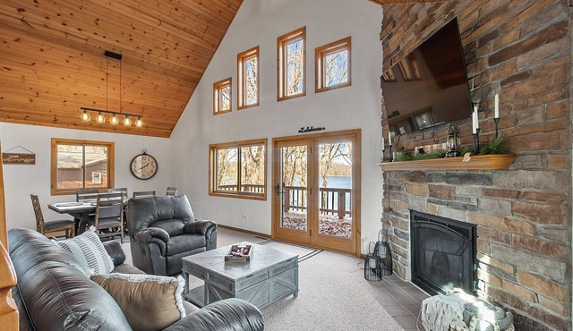 Cozy Lakefront Retreat 20 Minutes from Cascade Mountain Ski Resort