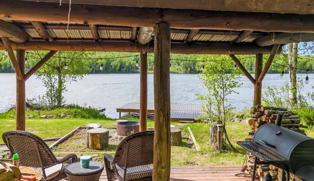 Cozy Lakefront Retreat