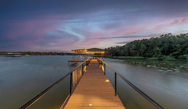 Cozy Lakefront Serenity-Dock & Boatlift, Firepit & Fish