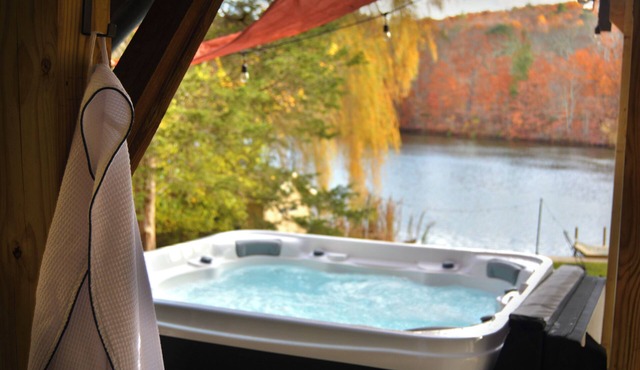 Cozy Lakefront Cottage with Hot Tub - Waterfront Private Lake