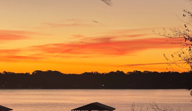 Cozy lakefront 3-bedroom house with WiFi, AC, fireplace, huge backyard