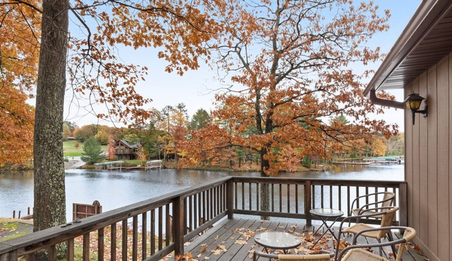Cozy lakefront villa w/shared docks, boat rentals & on-site restaurant - dogs OK