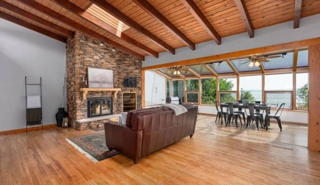 Cozy Lakehouse in Altoona- Firepit, Theater, Gym