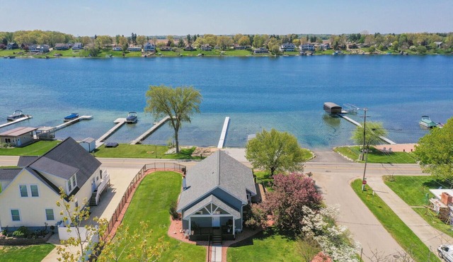 Cozy LakeHouse on Baldwin Lake, Great outdoor space with Boat Rental Available!