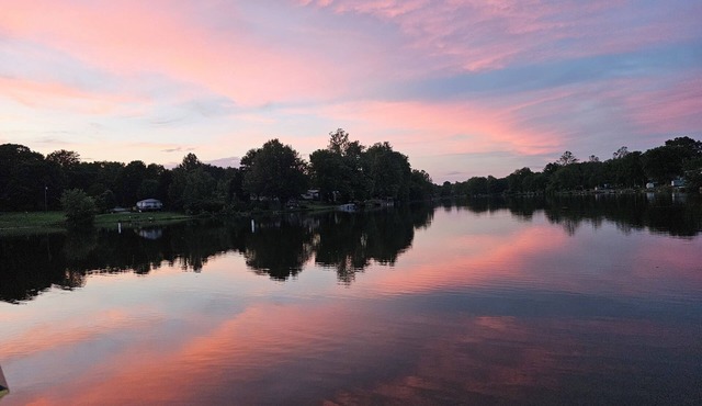COZY LAKEHOUSE PRIVATE SETTING - LAKE FRONT VIEW