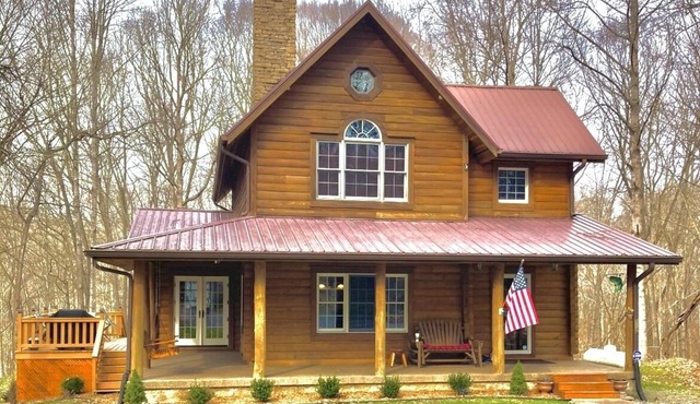 Cozy lakehouse retreat w/kayaks, high speed Wi-Fi, and pet friendly!