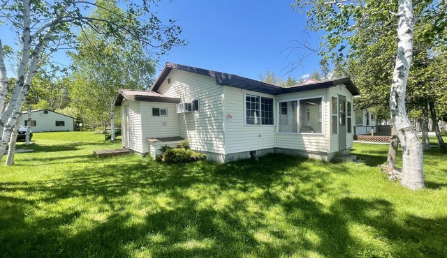 Cozy Lakehouse right on Indian Lake - 10 minutes from Manistique