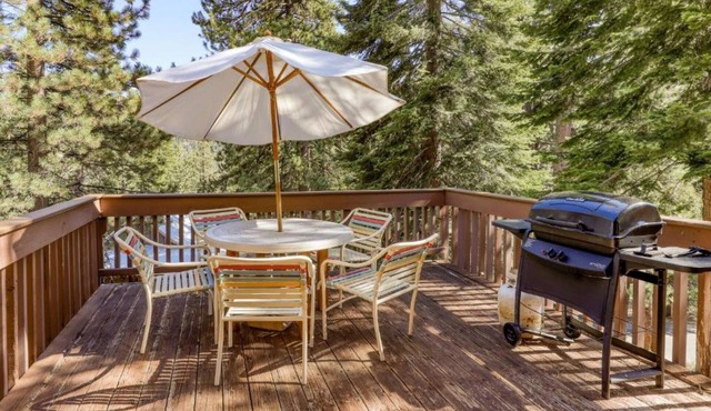 Cozy Lakeshore Cabin Near Skiing, Hiking & Fishing
