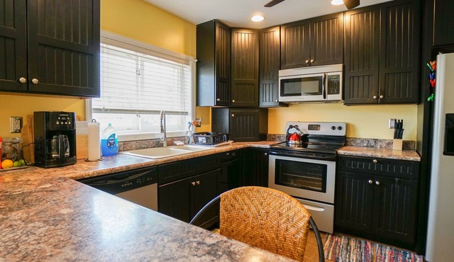 Cozy Lakeside 3 Bedroom House with Boat Dock