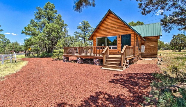 Cozy Lakeside Cabin with Grills about 1 Mi to Lake!