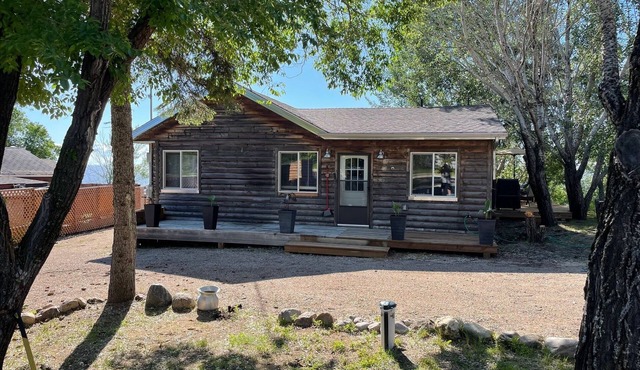 Cozy Lakeside Cabin with easy access to beach and awesome sunsets!