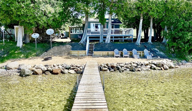 Cozy Lakeside Cabin with Beach