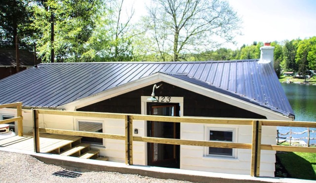 Cozy Lakeside Cabin with tons of fun!