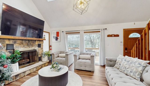 Cozy lakeside chalet next to the beach w/private hot tub, fire pit & game room