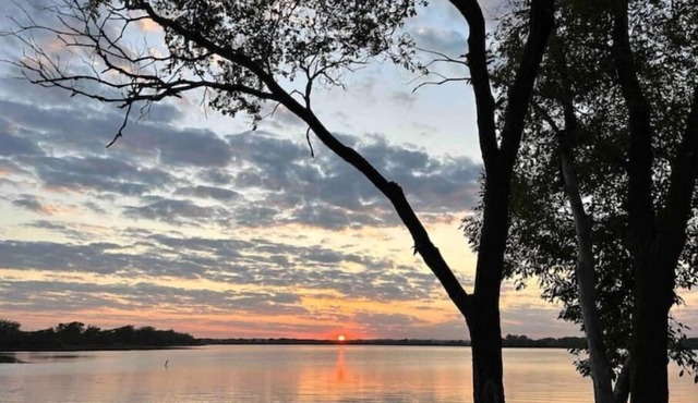 Cozy Lakeside Cottage for Families and Fun Seekers. Game room - Large Soaker Tub