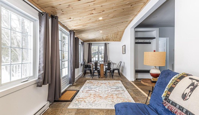 Cozy Lakeside Cottage