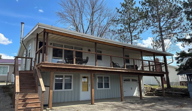 Cozy lakeside cottage with huge deck in quaint Pardeeville, Wisconsin