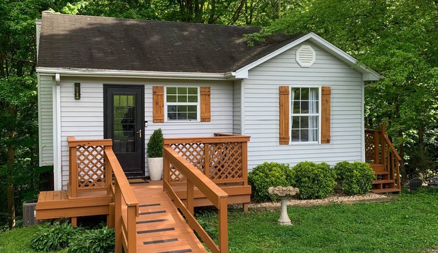 Cozy lakeside cottage- fire pit/lake access