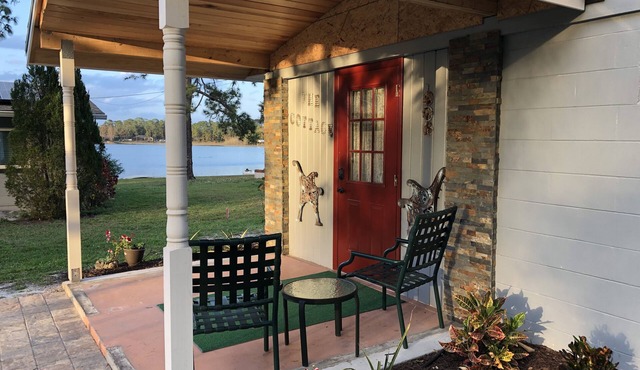 Cozy Lakeside Cottage
