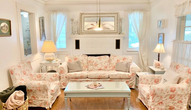 Cozy Lakeside Cottage. with access to a private beach!