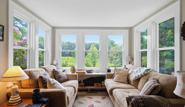 Cozy Lakeside Cottage Oasis