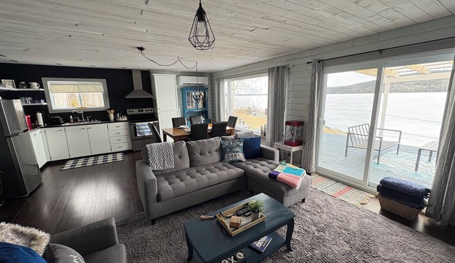 Cozy Lakeside Cottage with hot tub, games room, kayaks and paddle boards.