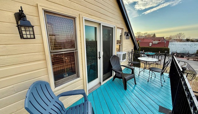 Cozy Lakeside Downtown Apartment C