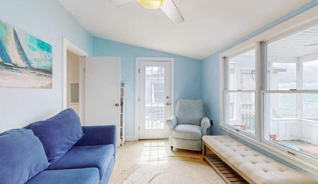 Cozy lakeside escape with screened porch, deck, & AC