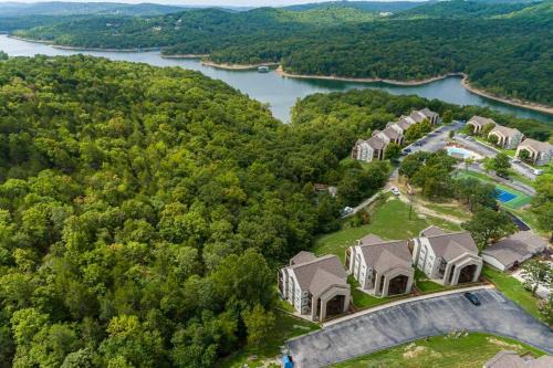 Cozy Lakeside Getaway - Outdoor Theater - Free Early Check-In- 4min to Silver Dollar City
