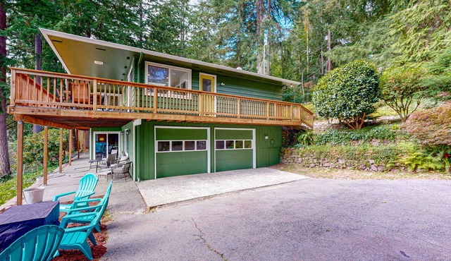 Cozy lakeside home with kayaks for use and private dock
