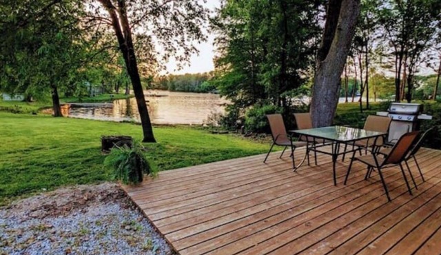 Cozy Lakeside Lodge w/Private Dock and Kids' Kayaks