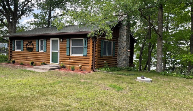 Cozy lakeside log cabin on Horseshoe Lake with year-round fishing & WiFi