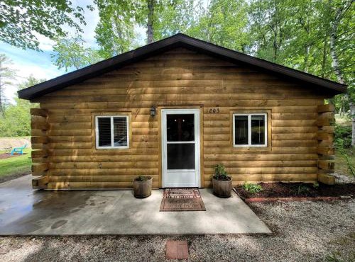 Cozy Lakeside Log Cabin with Kayaks & Arcade Access near Trails in Bitely, Michigan