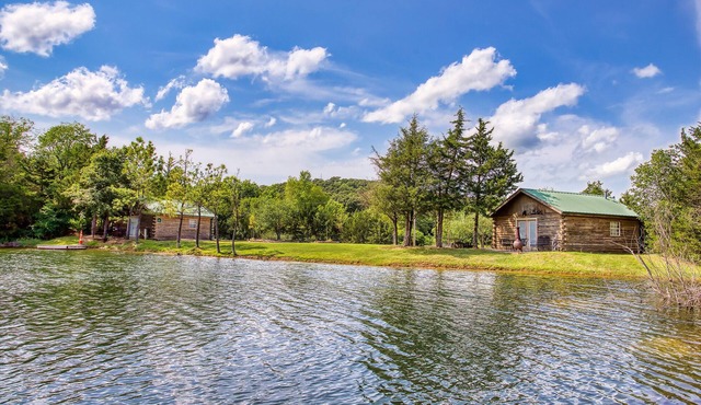 Cozy Lakeside Log Cabin on a Private Lake. Once stayed by Sir Paul McCartney!