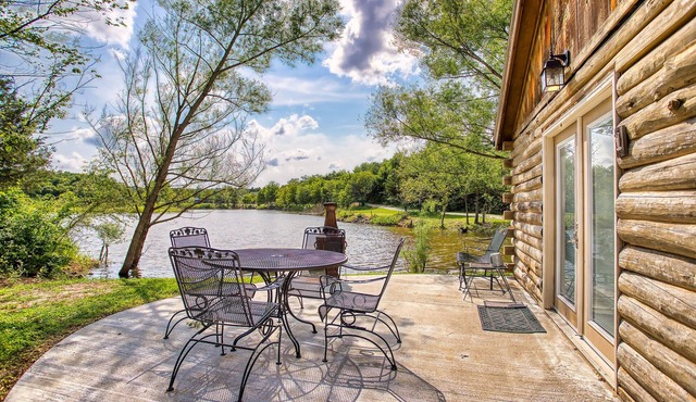 Cozy Lakeside Log Cabin. Private Lake, Peaceful & Secluded. Pet-friendly!