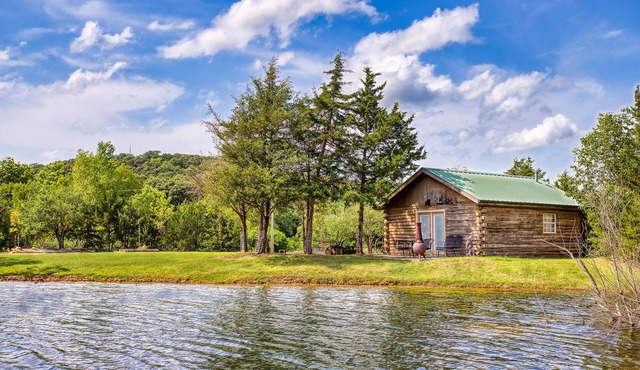 Cozy Lakeside Log Cabin. Private Lake, Peaceful & Secluded. Pet-friendly!