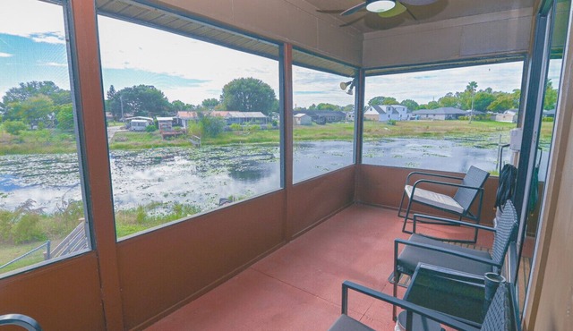 Cozy Lakeside Retreat with Water Views — Peaceful 2BR Top-Floor Cottage