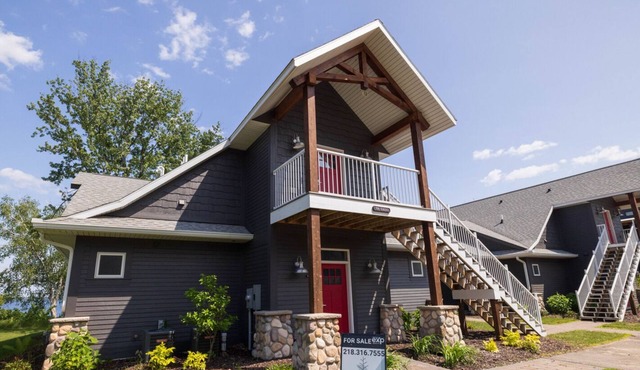 Cozy Lakeside Studio Condo with Views of Beautiful Gull Lake