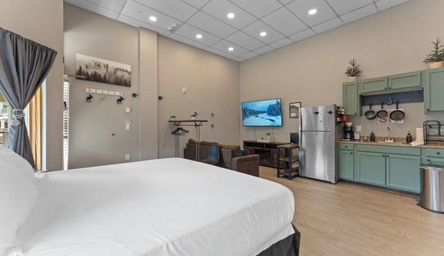 Cozy Lakeside Studio – Pool Access & Minutes from the Slopes!